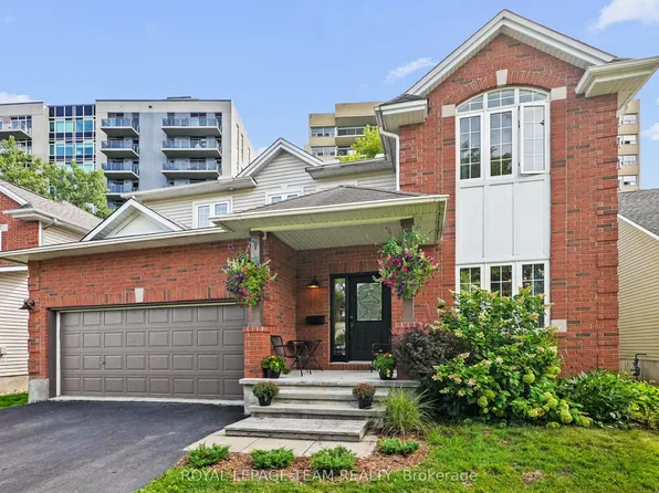 2122 Saunders Ave, Ottawa, ON K2A 4C7