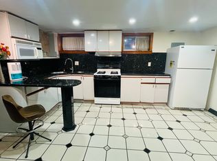 26704 78th Ave, Glen Oaks, NY 11004