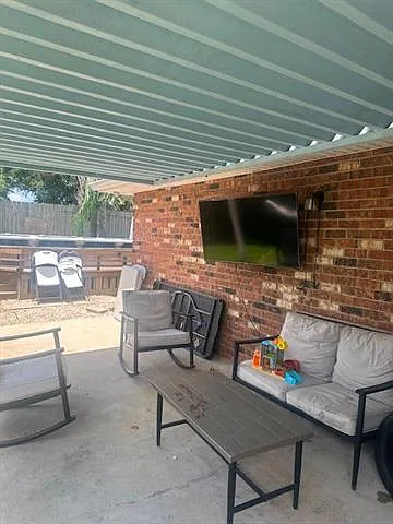 4 bed, 2.0 bath, 2196 sqft, $2,600 — Photo 4
