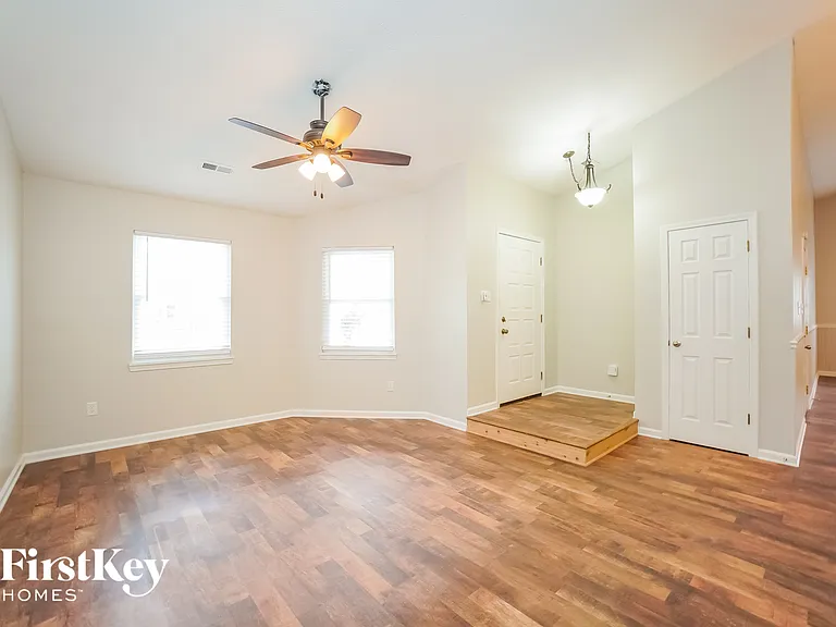 825 Country Ln — Photo 3