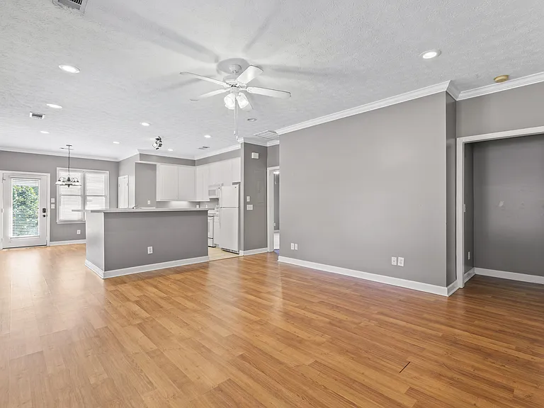 1623 Wellington St — Photo 3