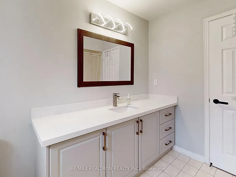 8 Estoril St #UPPER — Photo 34