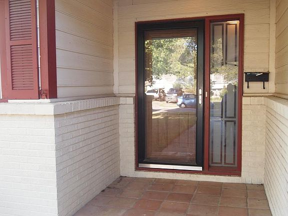 great entry way with a tiled front porch