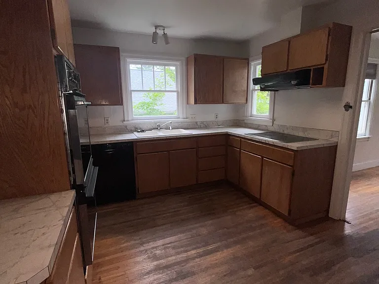 905 NE D St — Photo 9