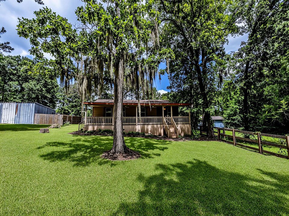 1st image of 17 Pine Wood Dr
