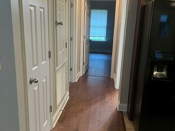 4th image of 402 32nd Pl E