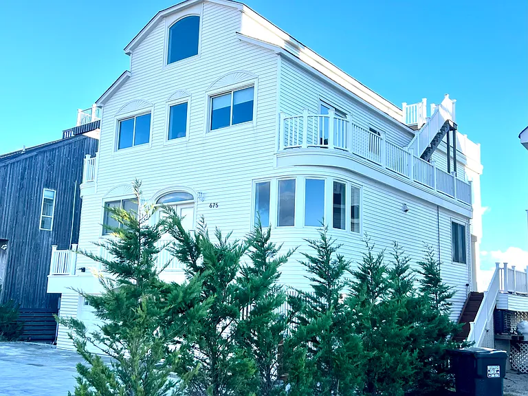 675 Dune Rd — Photo 1