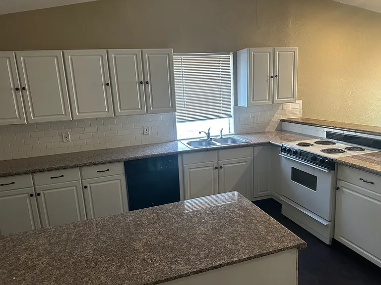 4132 Logan St — Photo 3