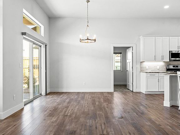 5th image of 688 Woodworth Ct