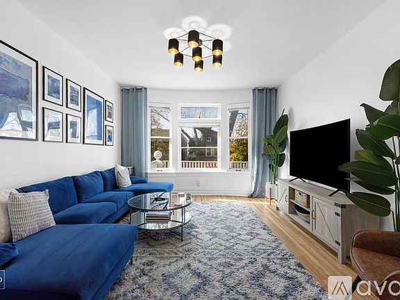 3rd image of 4739 N Artesian Ave APT 1