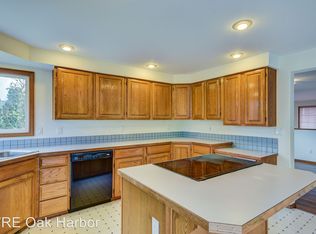 544 SW Muzzall St, Oak Harbor, WA 98277