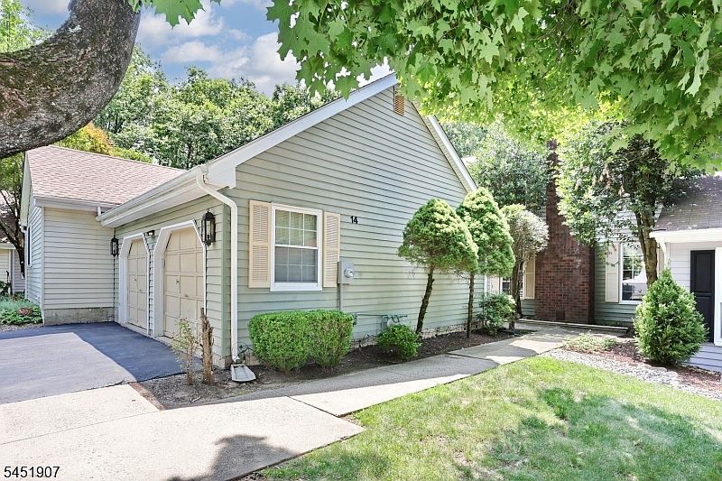 1st image of 14 Birdseye Cir
