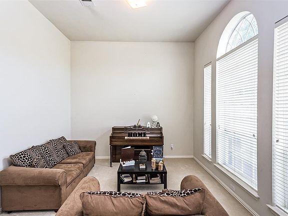5th image of 110 Hannah Cir