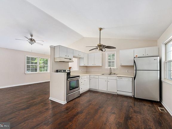 3rd image of 440 Lake Caroline Dr