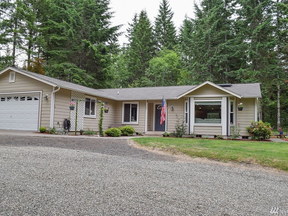 A little BIT Country ..... this charming rambler is waiting for you