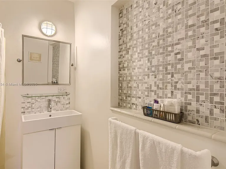 262 Bombay Ave — Photo 29