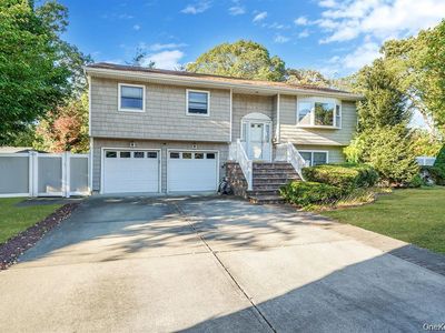4 Zoe Court, Bay Shore, NY, 11706