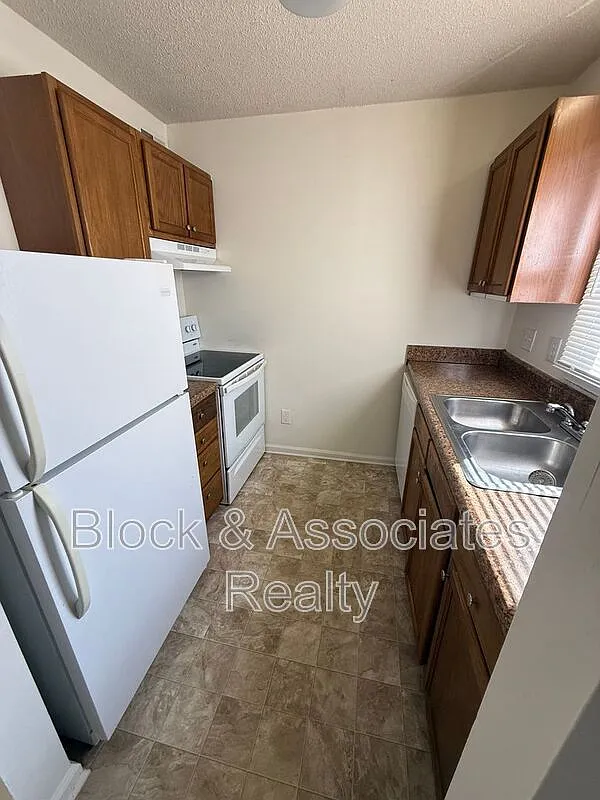 2 bed, 1.0 bath, $895 — Photo 2