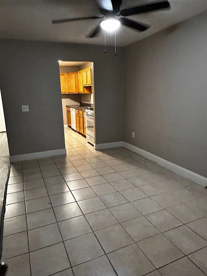 Spacious 2 Bed/1.5 Bath in Cranston! — Photo 3