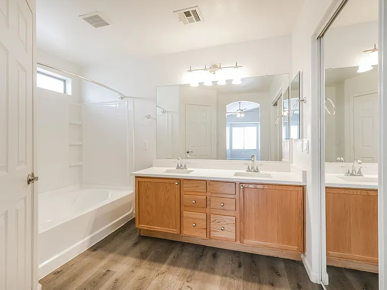 1114 E Fraktur Rd — Photo 12