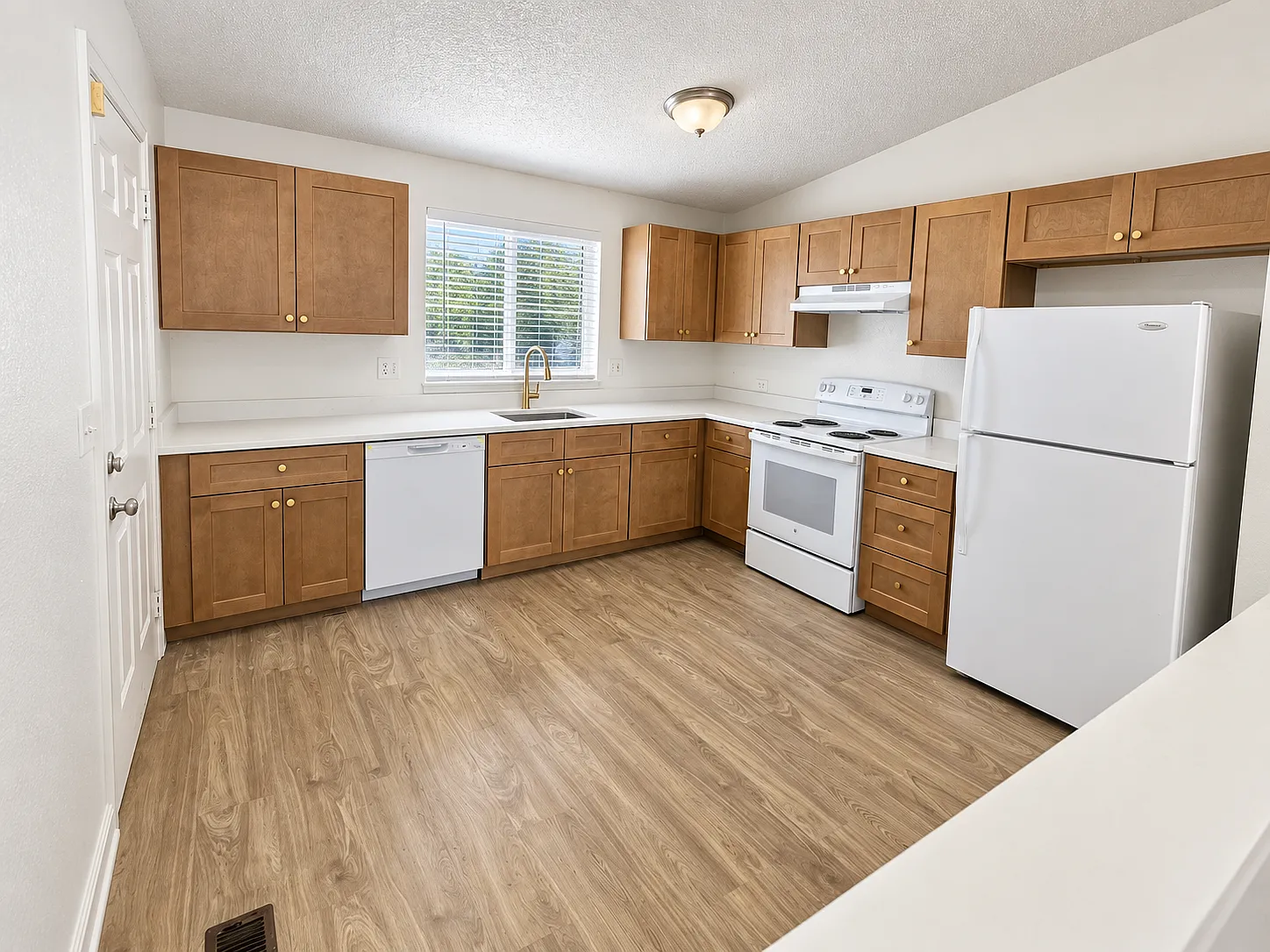 3 bed, 2.0 bath, 1431 sqft, $2,940 — Photo 2