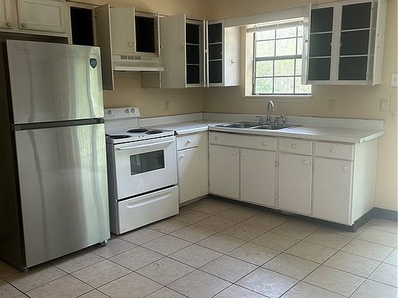 5th image of 405 E M St