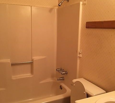 4th image of 927 Lakeside Dr