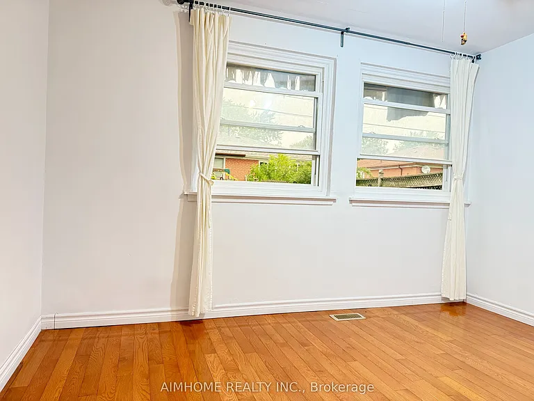 58 Newlands Ave — Photo 3