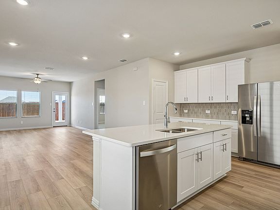 3rd image of 805 Leavenworth Dr