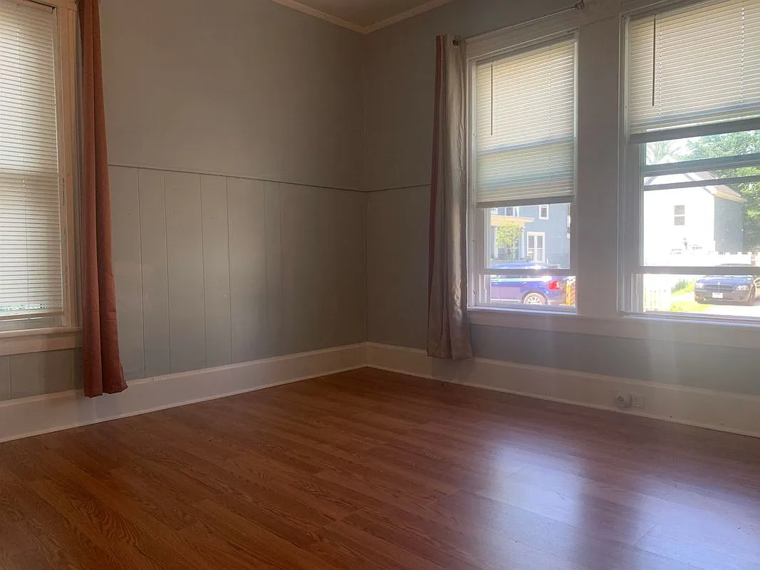 4 bed, 1.0 bath, 1900 sqft, $2,395 — Photo 4