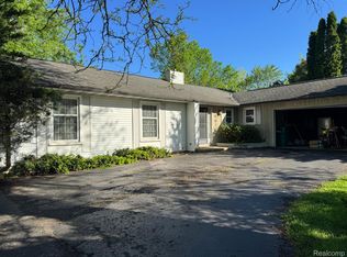 8610 N Waumegah Rd, Clarkston, MI 48348