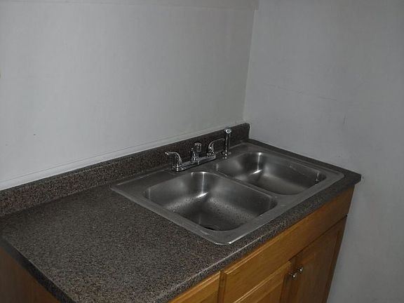 5th image of 208 Olyphant Ct APT B
