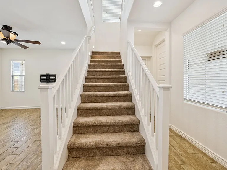 211 E Brinley Dr — Photo 5