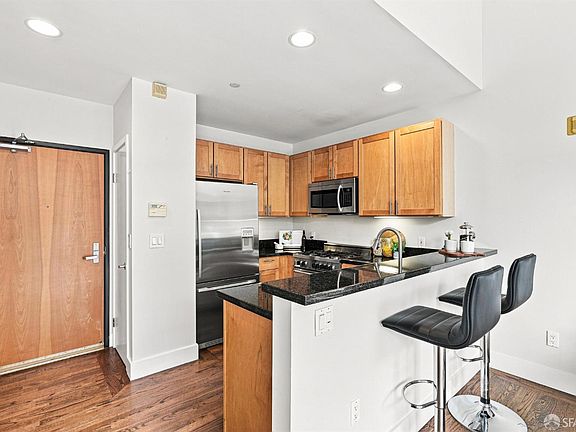 3rd image of 301 Gough St APT 3