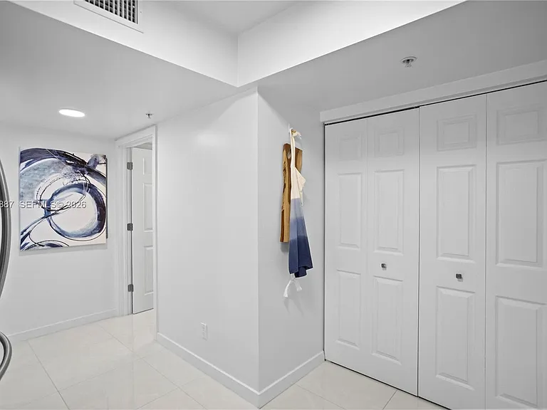 529 E Sheridan St #307 — Photo 5