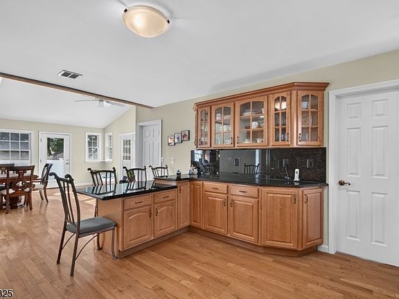 5th image of 162 Wootton St