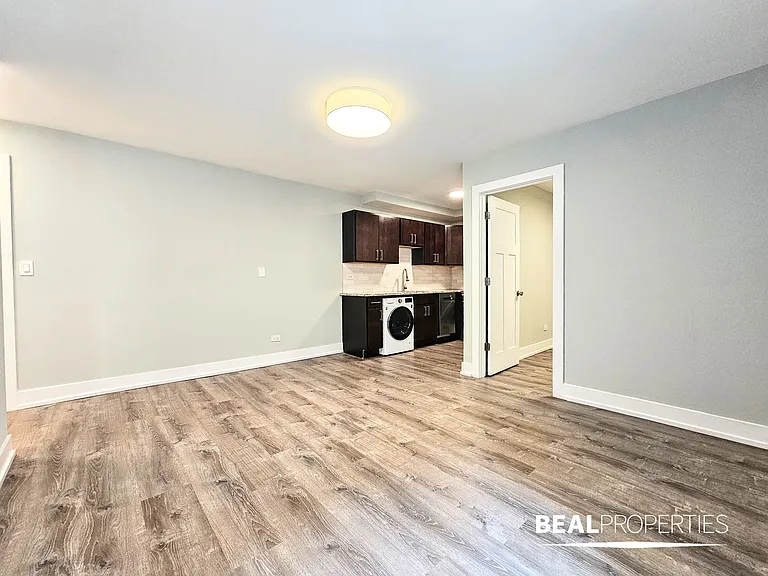 445 W Barry — Photo 90