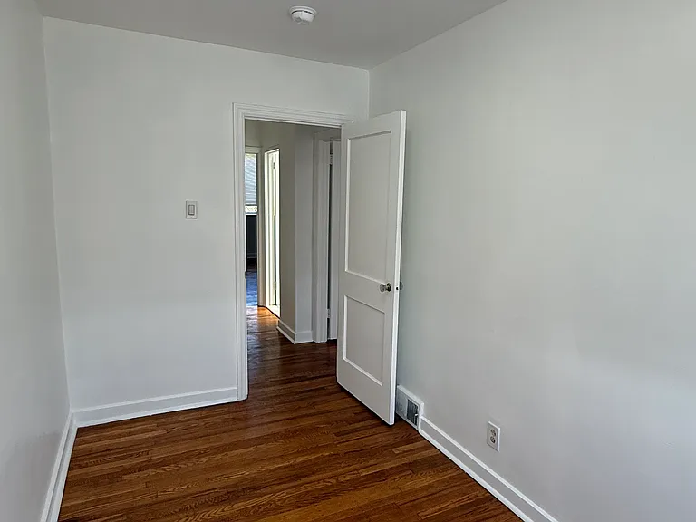 2922 Fanshawe St — Photo 13