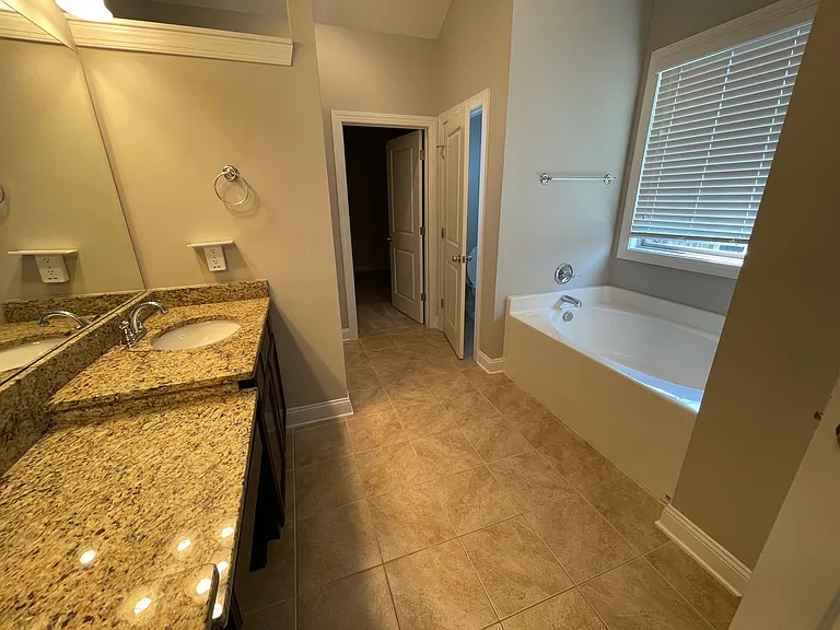 654 Dutchmans Creek Trl — Photo 13