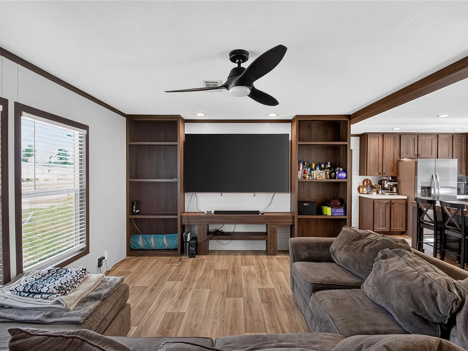3 bed, 2.0 bath, 1344 sqft, $1,800 — Photo 4