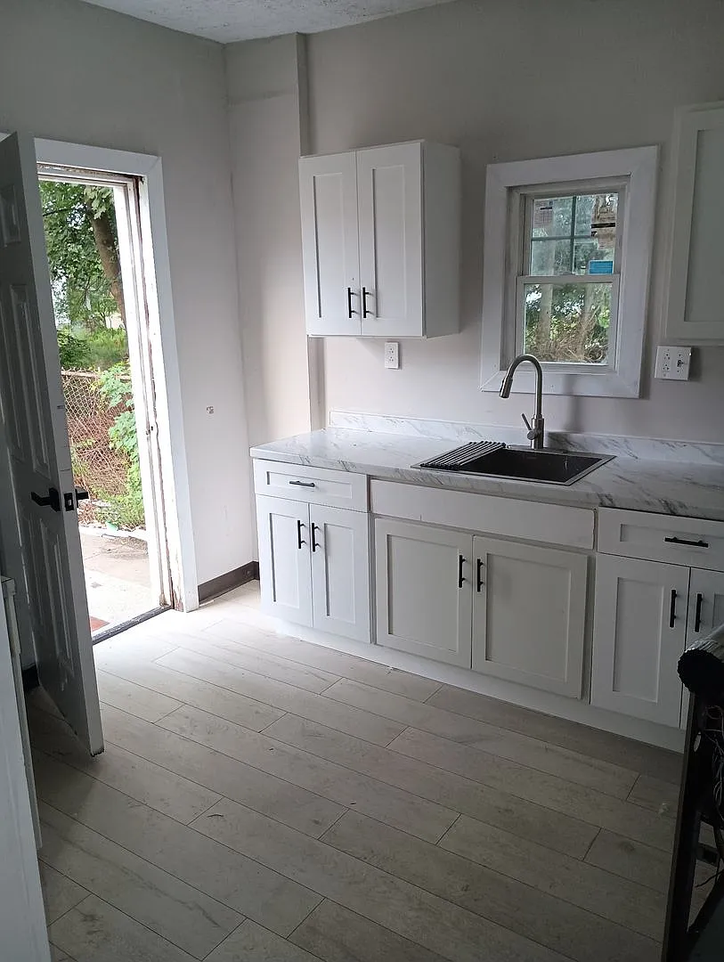 Spacious 3BR Single-Family Back House in Akron Only $1,300/mo! — Photo 2