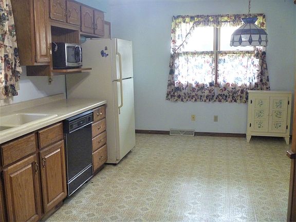 3rd image of 15 Heather Dr
