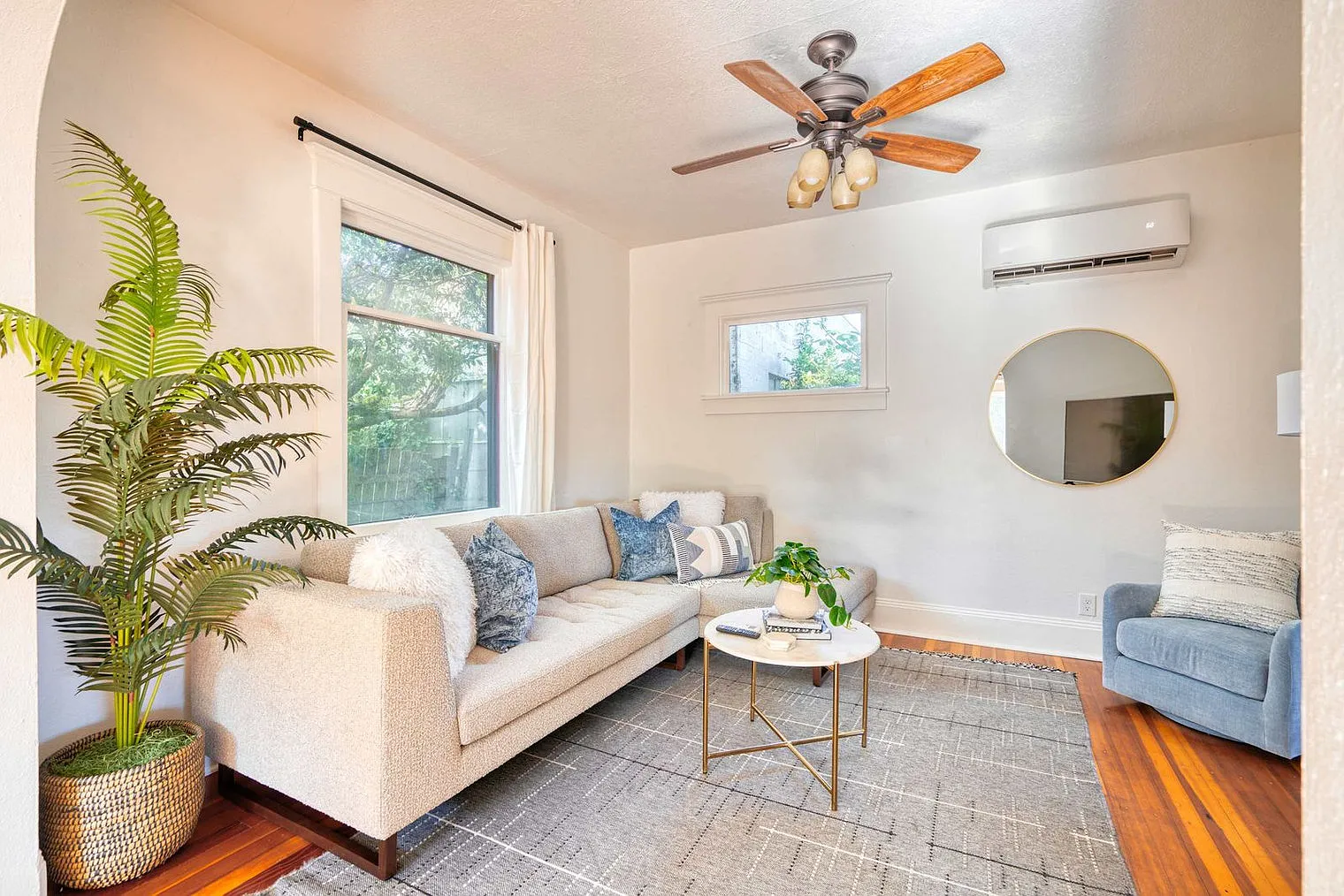 4 bed, 2.0 bath, 1991 sqft, $8,712 — Photo 1