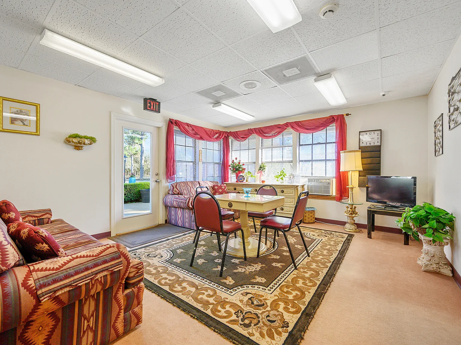 Colonial Lodge Apartments — Photo 4