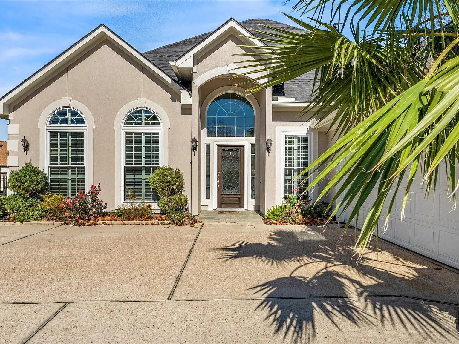 3 bed, 3.5 bath, 3698 sqft, $3,200 — Photo 1