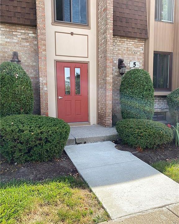 1st image of 5 Greenwich Dr APT 1