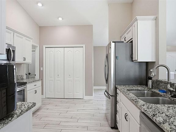 5th image of 4128 Everett Ave