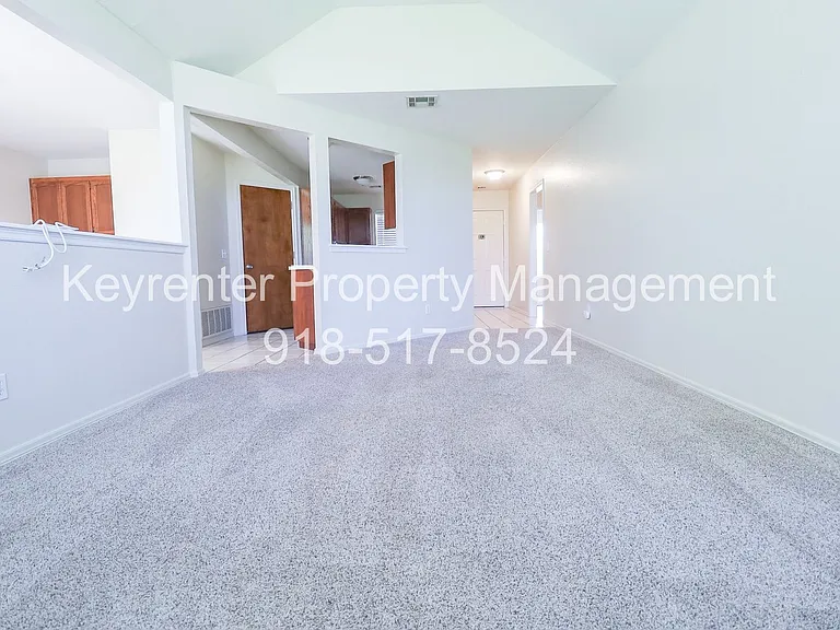 318 E Will Rogers Blvd — Photo 11
