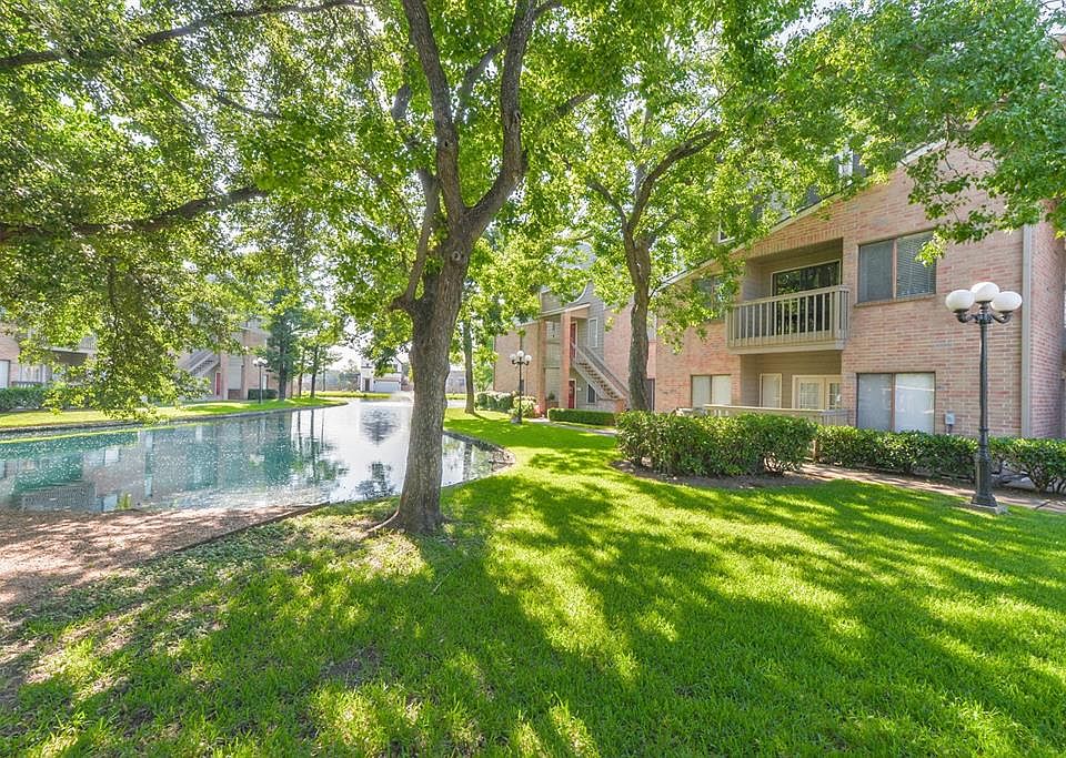 THE LAKE RIGHT OUT YOUR FRONT DOOR. BEAUTIFUL PARK LIKE GROUNDS THROUGHOUT THIS SMALL CONDO COMMUNITY IN THE HEART OF THE ENERGY CORRIDOR