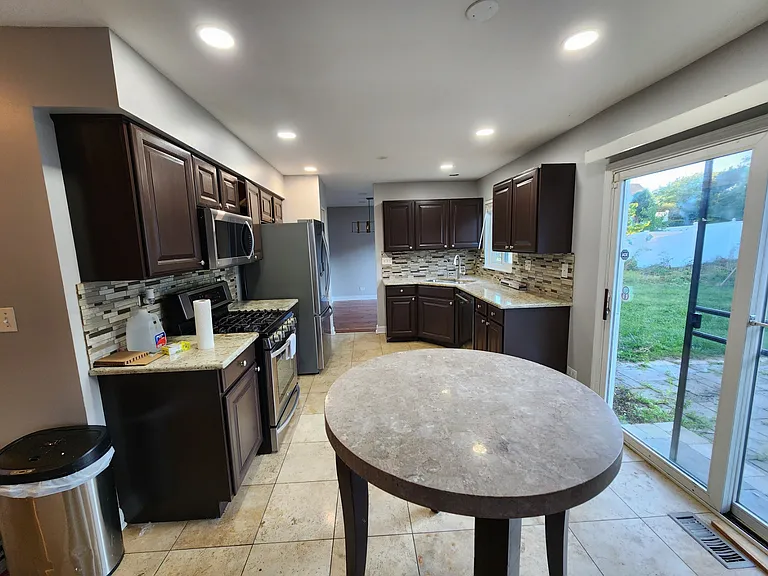 1770 Churchill Ln — Photo 15